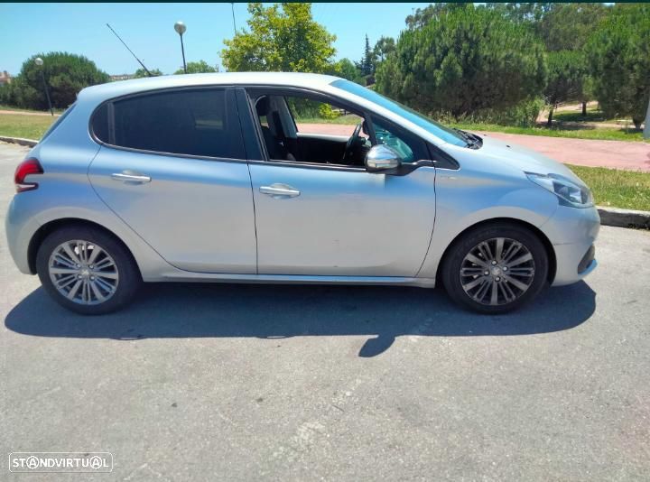 Peugeot 208 - 1