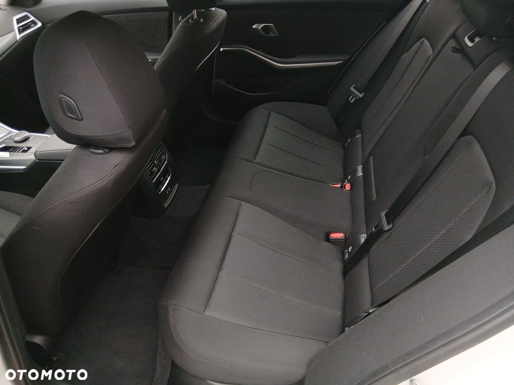 BMW Seria 3 318d MHEV - 30