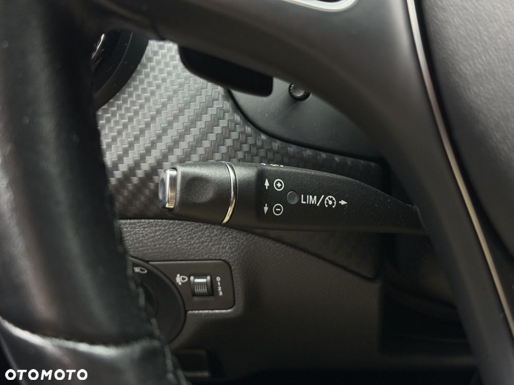 Mercedes-Benz GLA 180 7G-DCT - 23