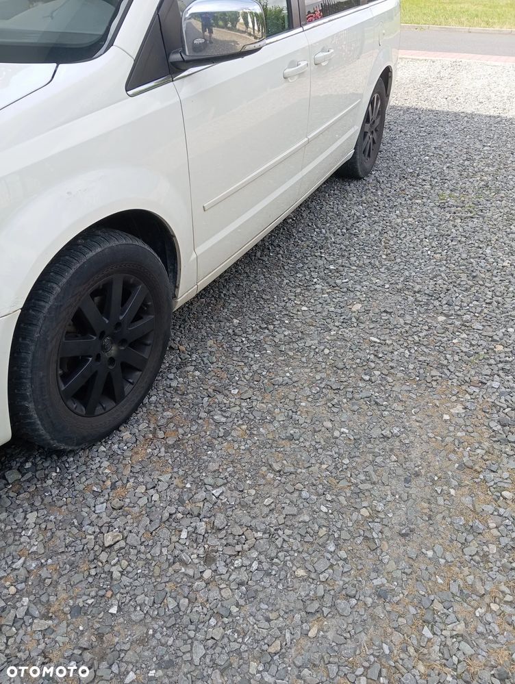Chrysler Town & Country - 16