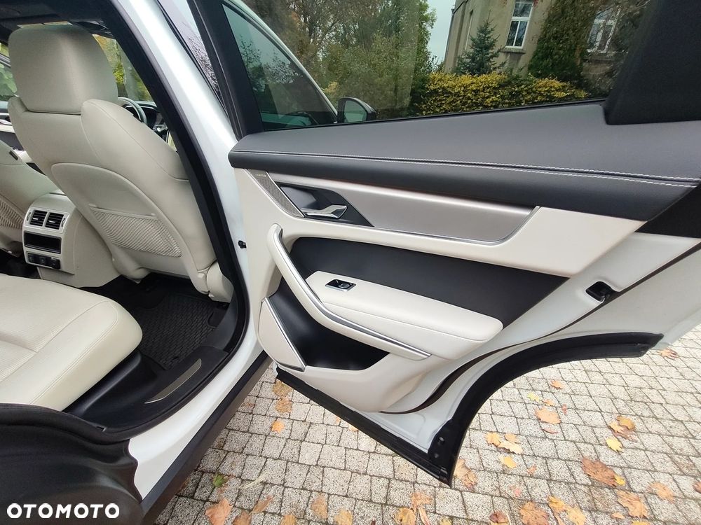 Jaguar F-Pace P250 AWD R-Dynamic S - 12