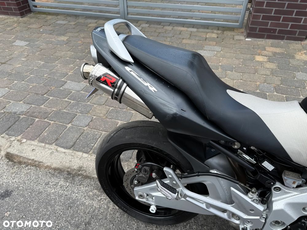 Suzuki GSR - 26