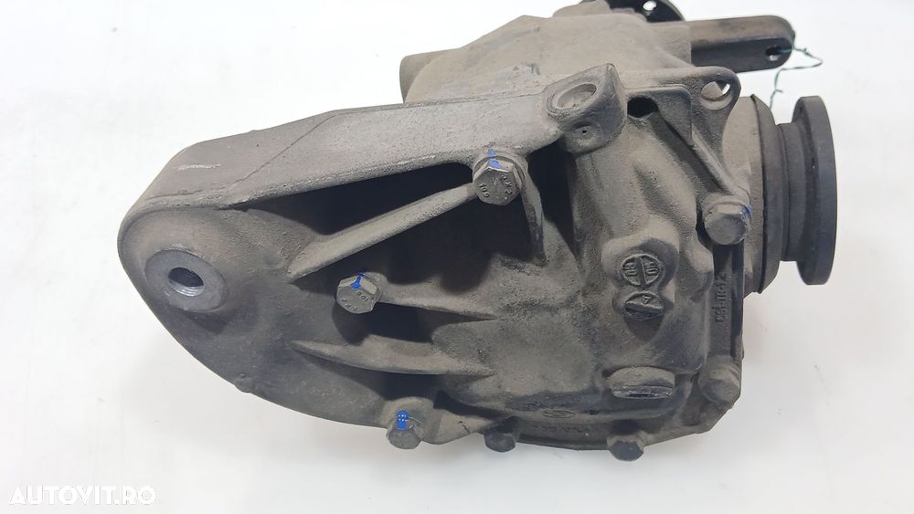 Vând grup diferențial spate original BMW, cod intern 7542092, raport de transmisie 2.47. Piesa este potrivită pentru modelele diesel 118d cu motorul N47/N47N (serie 1 — E81 / E82 / E87 / E88) și este echivalentă cu - 2