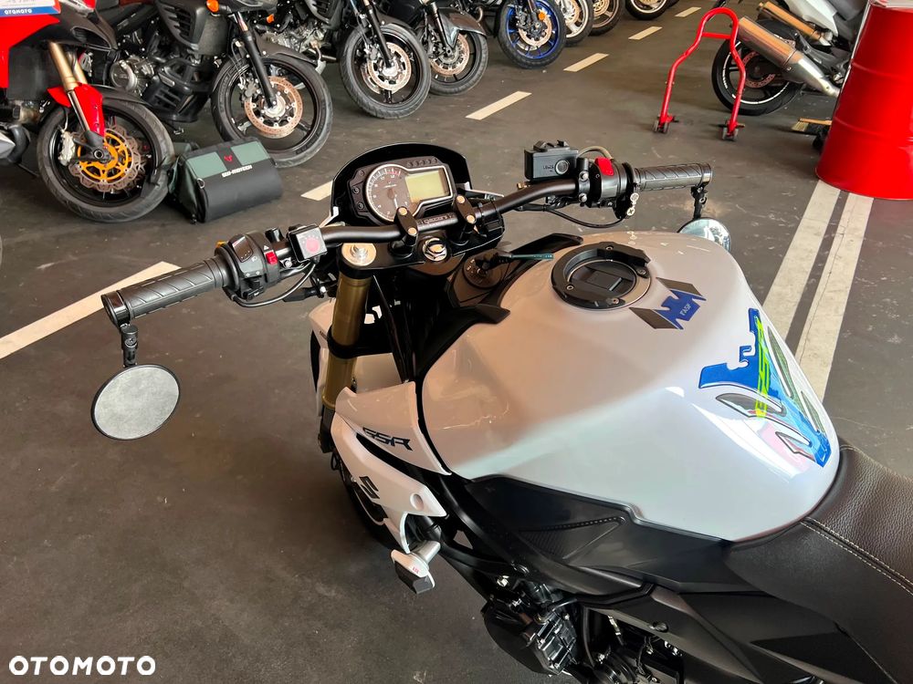 Suzuki GSR - 12