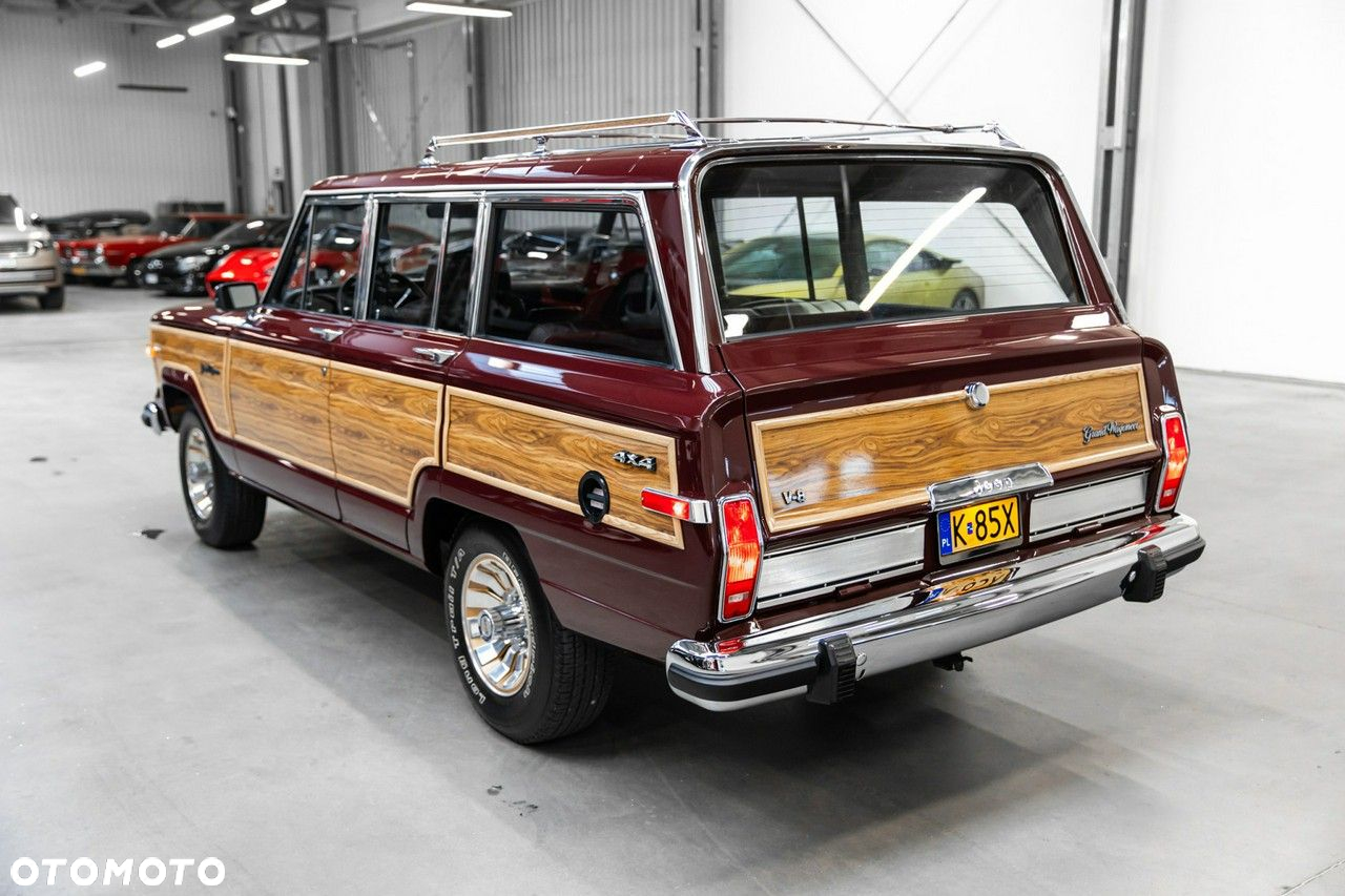Jeep Wagoneer - 14