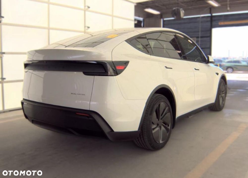 Tesla Model Y - 2