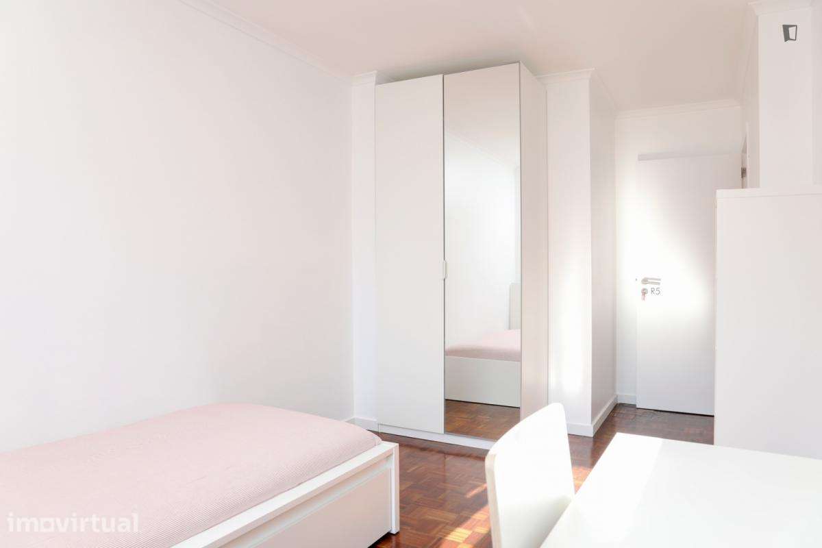 Quarto - localizado em Benfica Lisbon - Grande imagem: 2/14