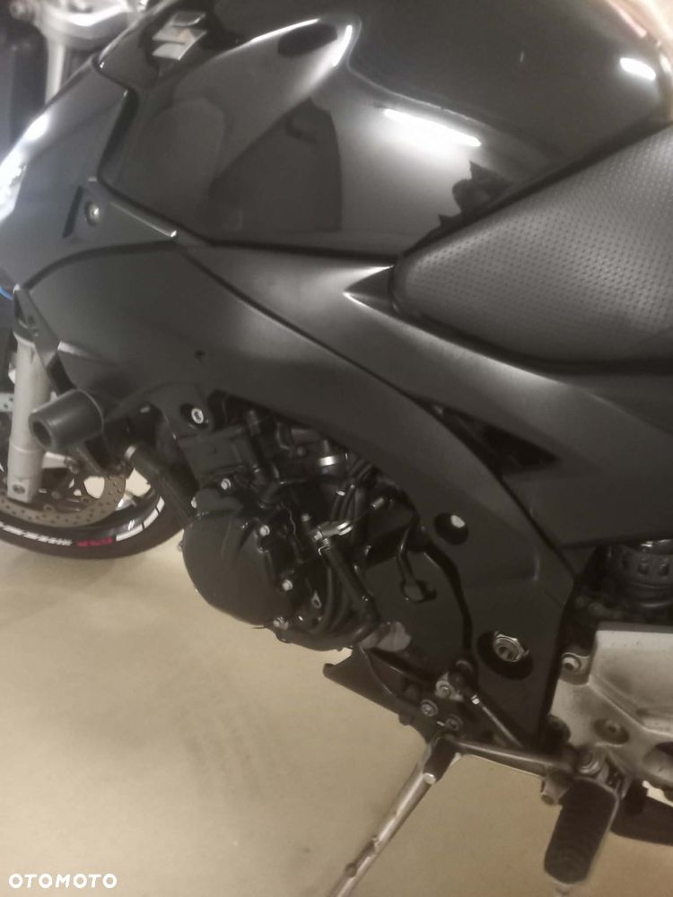 Suzuki GSR - 8