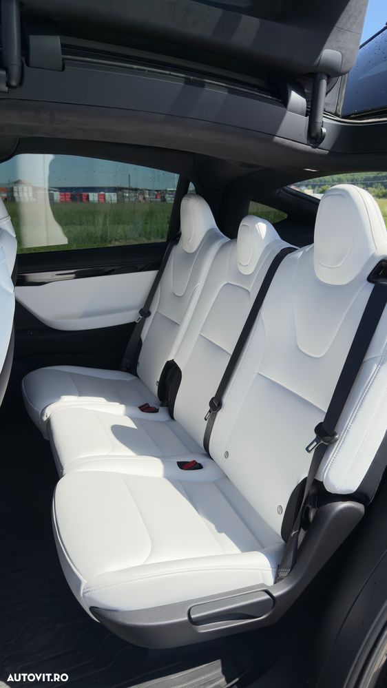 Tesla Model X - 16