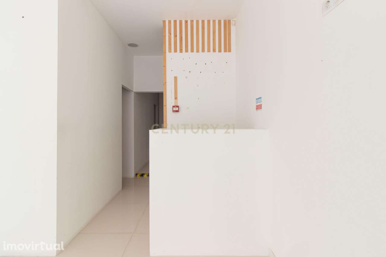 Loja com 129 m² em zona central com elevada visibilidade - Arrendament - Grande imagem: 3/11