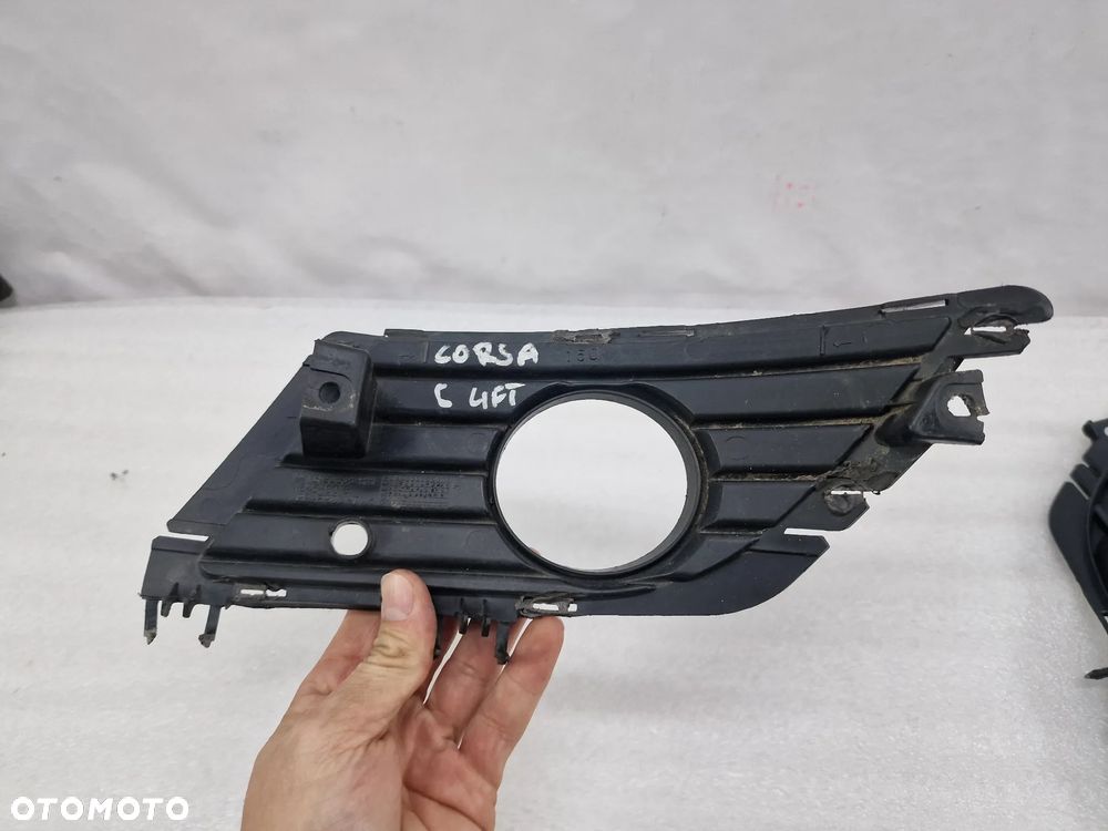 OPEL CORSA C LIFT 03-06 PRAWA KRATKA BOCZNA ZDERZAKA PRZEDNIEGO PRZÓD NA HALOGEN , NR 13120838 , NR AUKCJI B/64 - 6