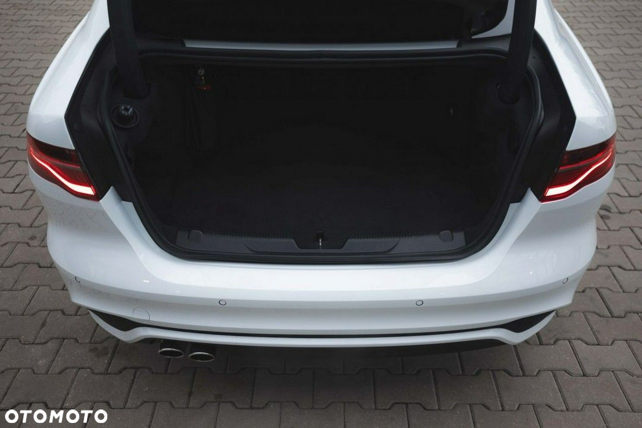 Jaguar XE - 12