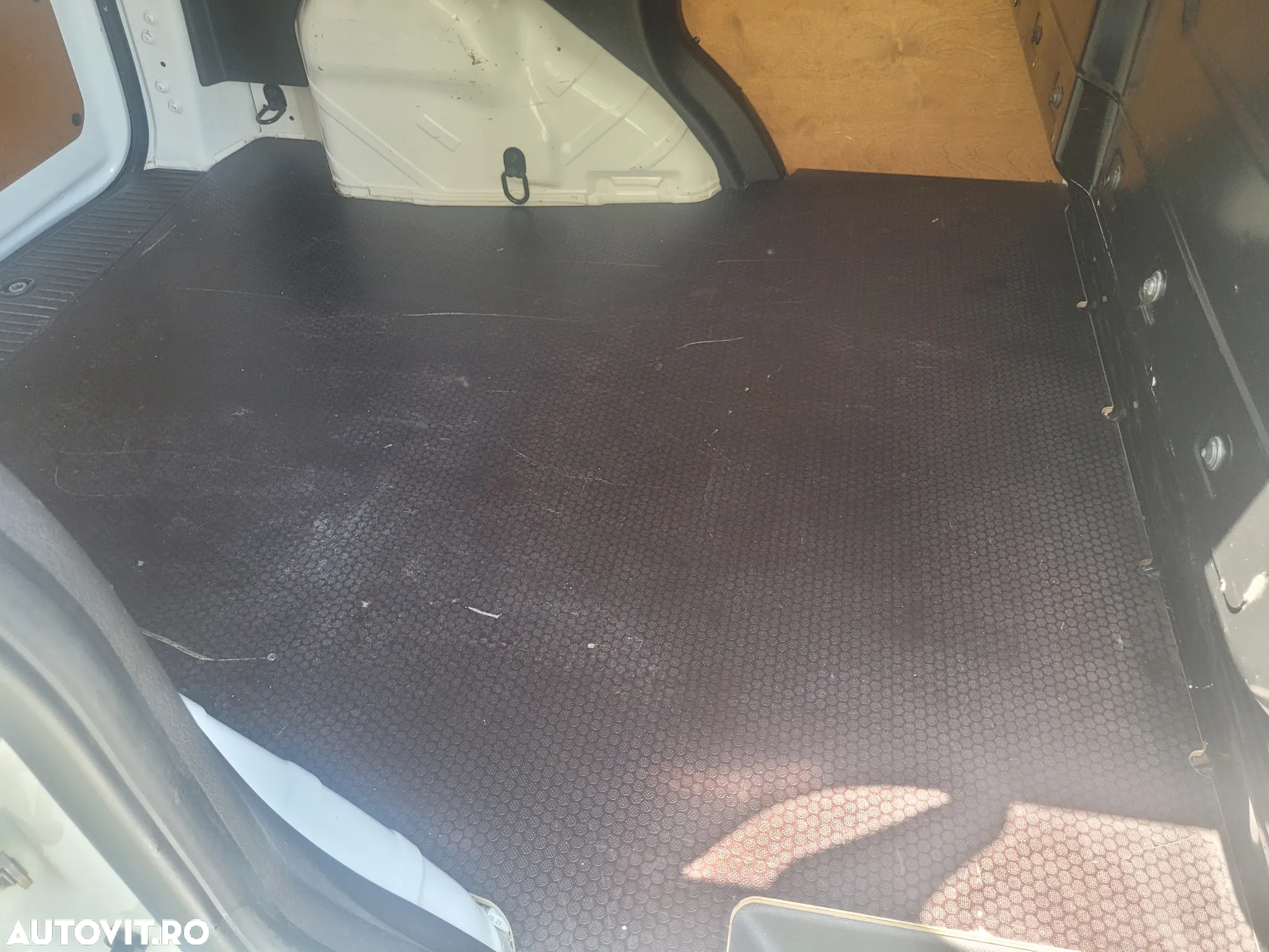 Ford Transit Courier - 16