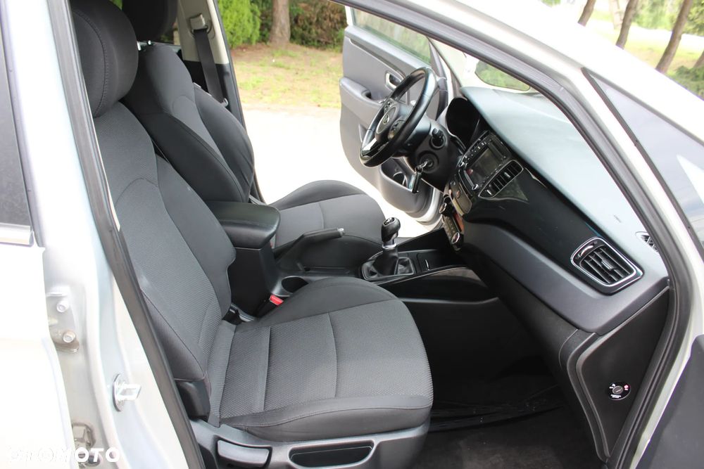 Kia Carens 1.7 CRDi 115 Dream-Team Edition - 33
