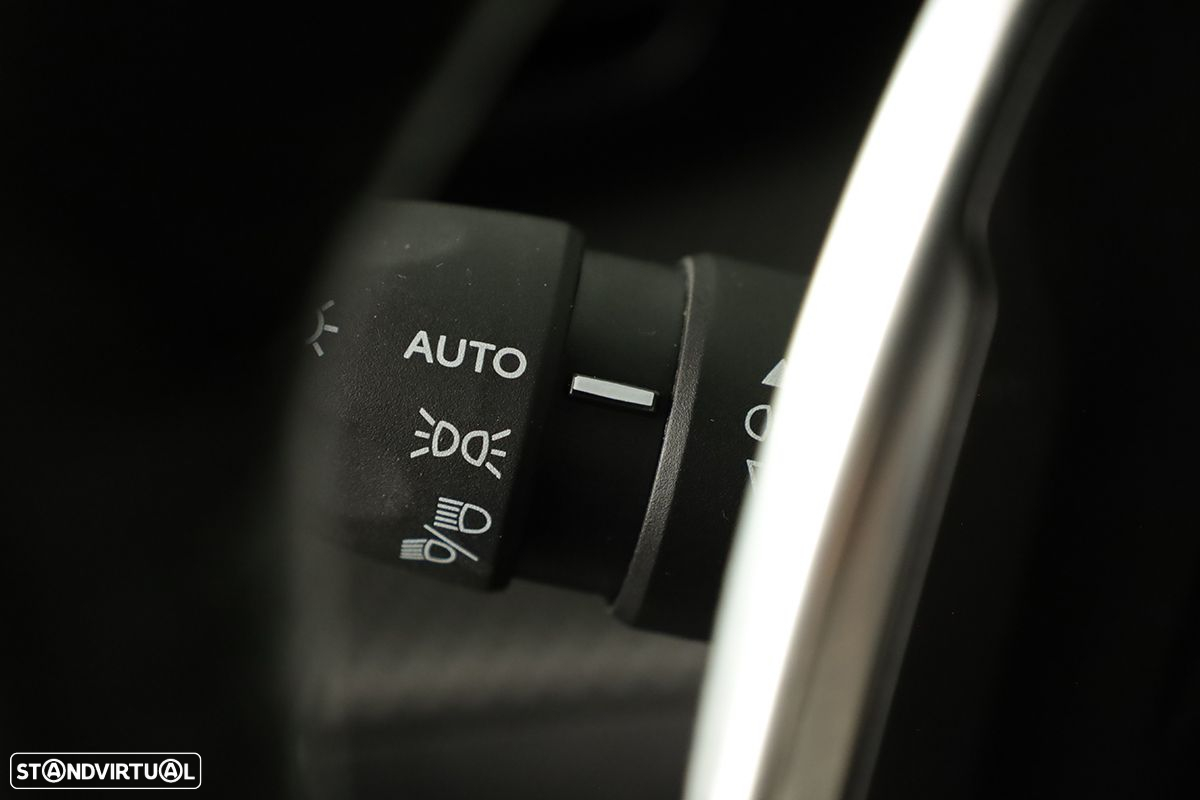 Peugeot 2008 1.2 PureTech Allure EAT8 - 17