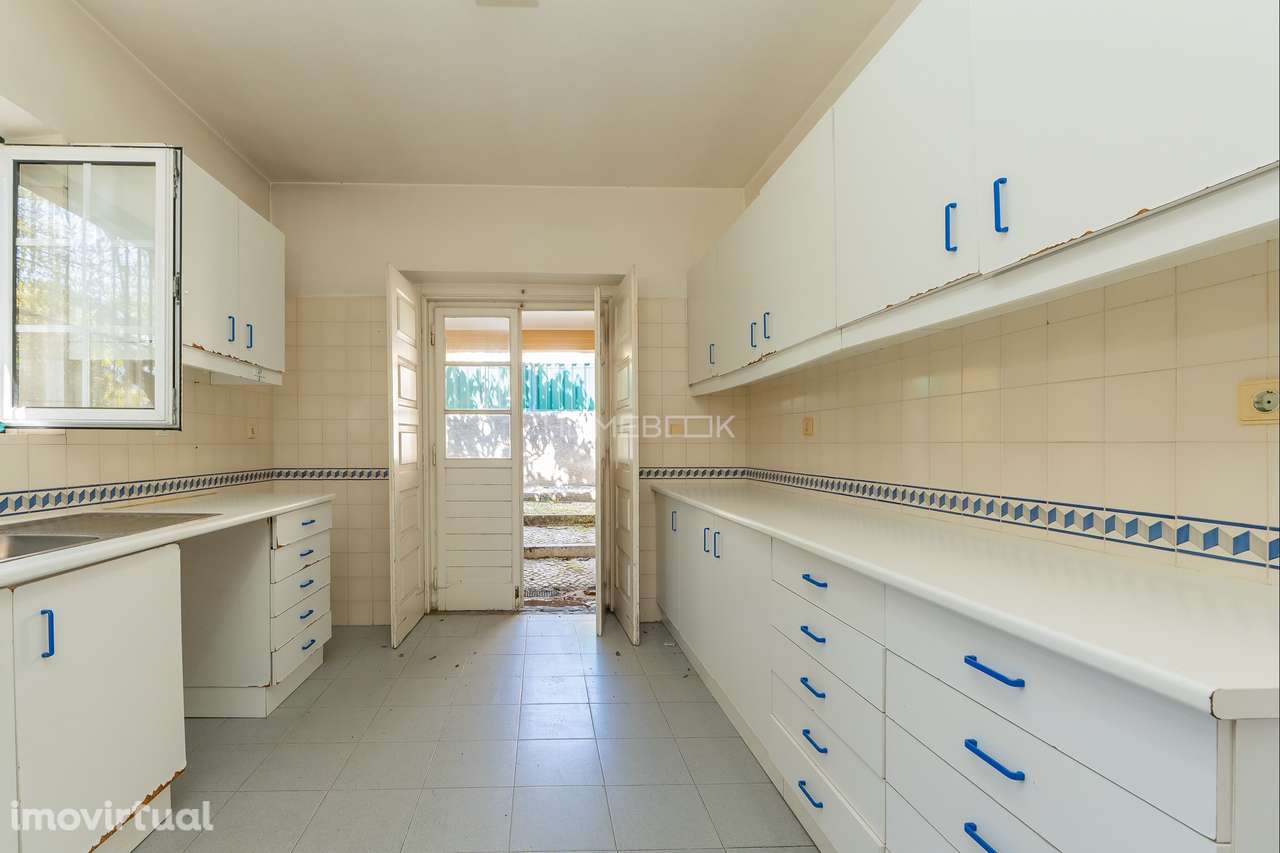 Moradia T8, com amplo jardim, para remodelar ou requalificar - Grande imagem: 5/53