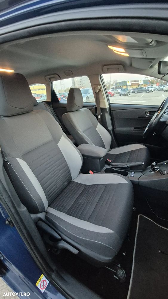 Toyota Auris 1.8 L VVT-i HSD Sol + - 8