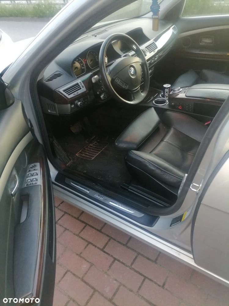 BMW Seria 7 750i L - 8