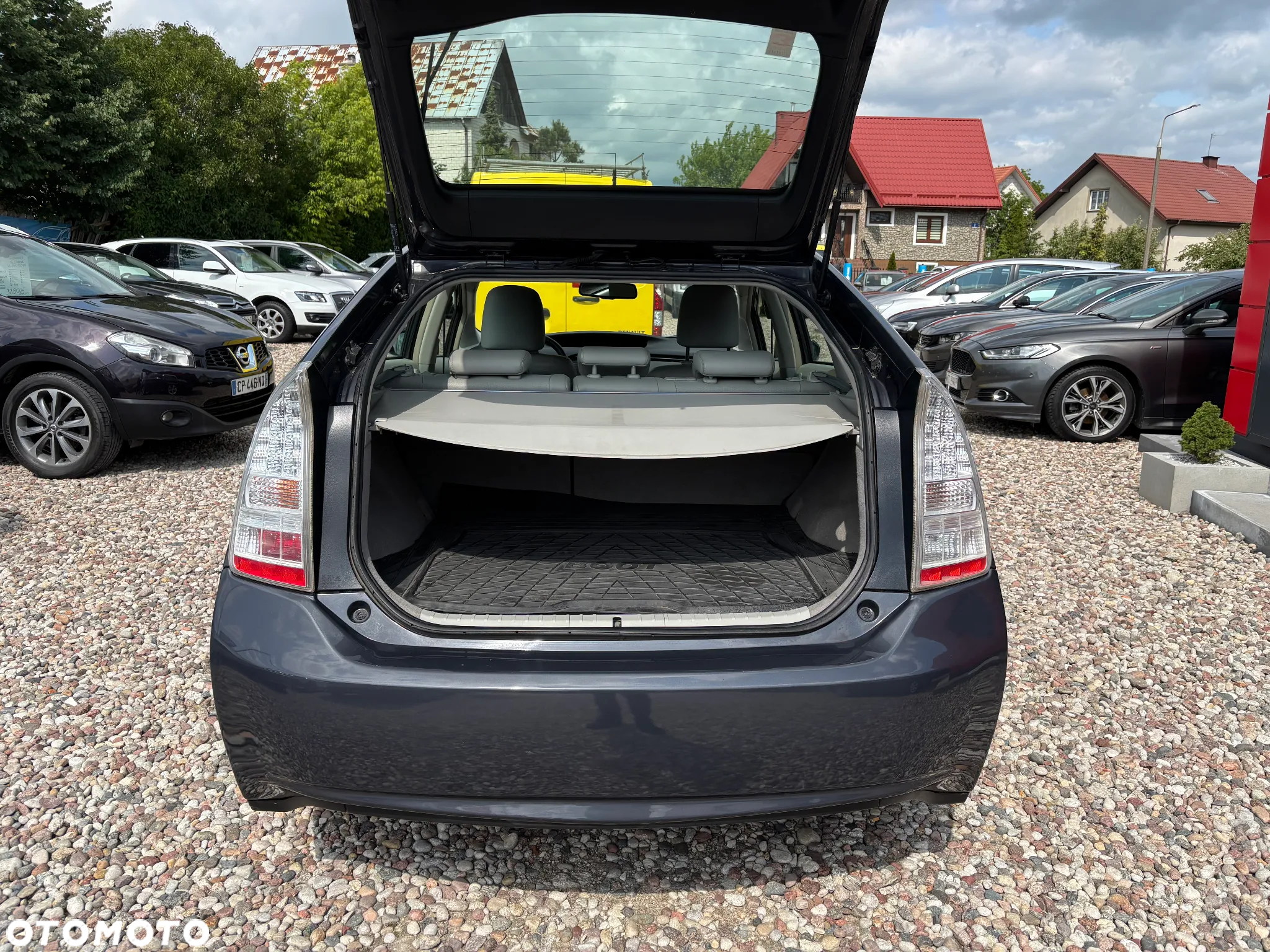 Toyota Prius (Hybrid) Executive - 11