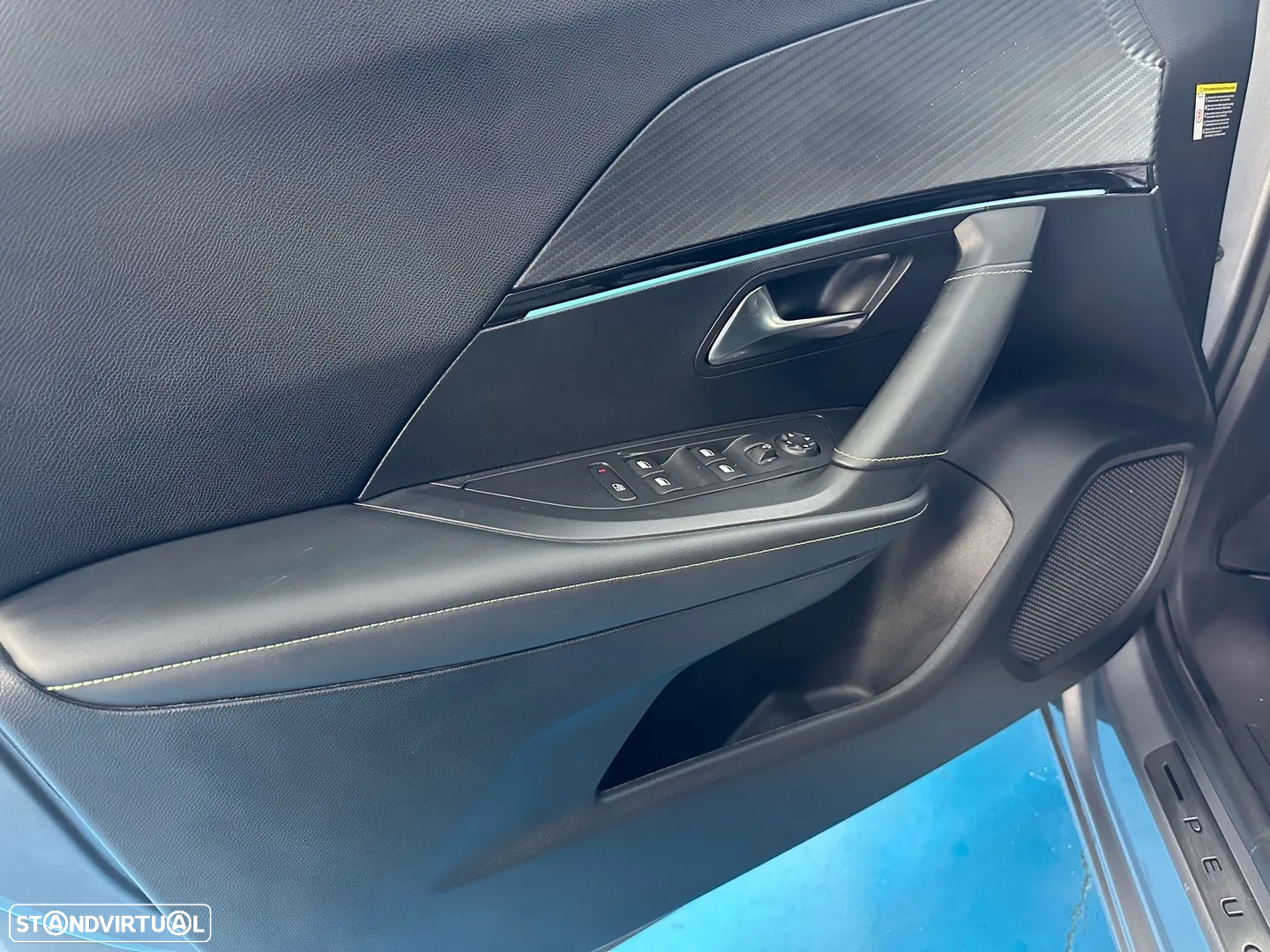 Peugeot e-2008 50 kWh GT - 11