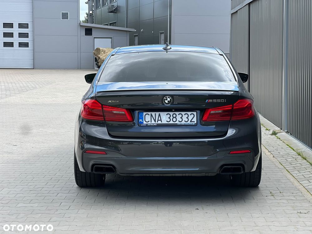 BMW Seria 5 M550i xDrive - 27