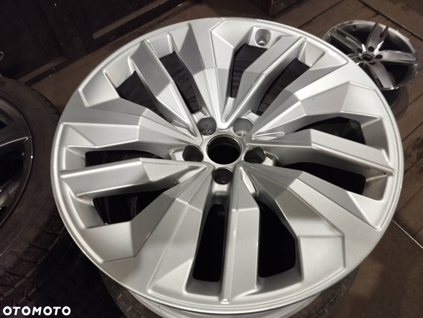 FELGA AUDI E TRON E-TRON 4KE601025 P 9J X 20 ET 20 5X112 1SZT - 1
