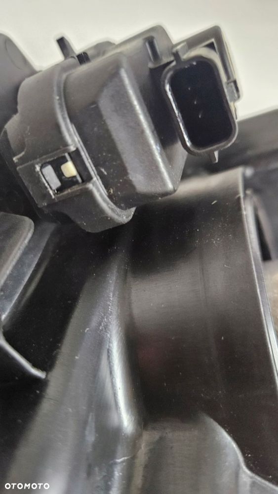 LAMPA PRAWA ZWYKŁA SOCZEWKA TOYOTA YARIS IV 2019- - 11