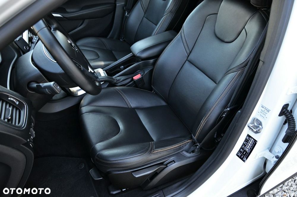 Volvo V40 Cross Country T3 Drive-E Summum - 29