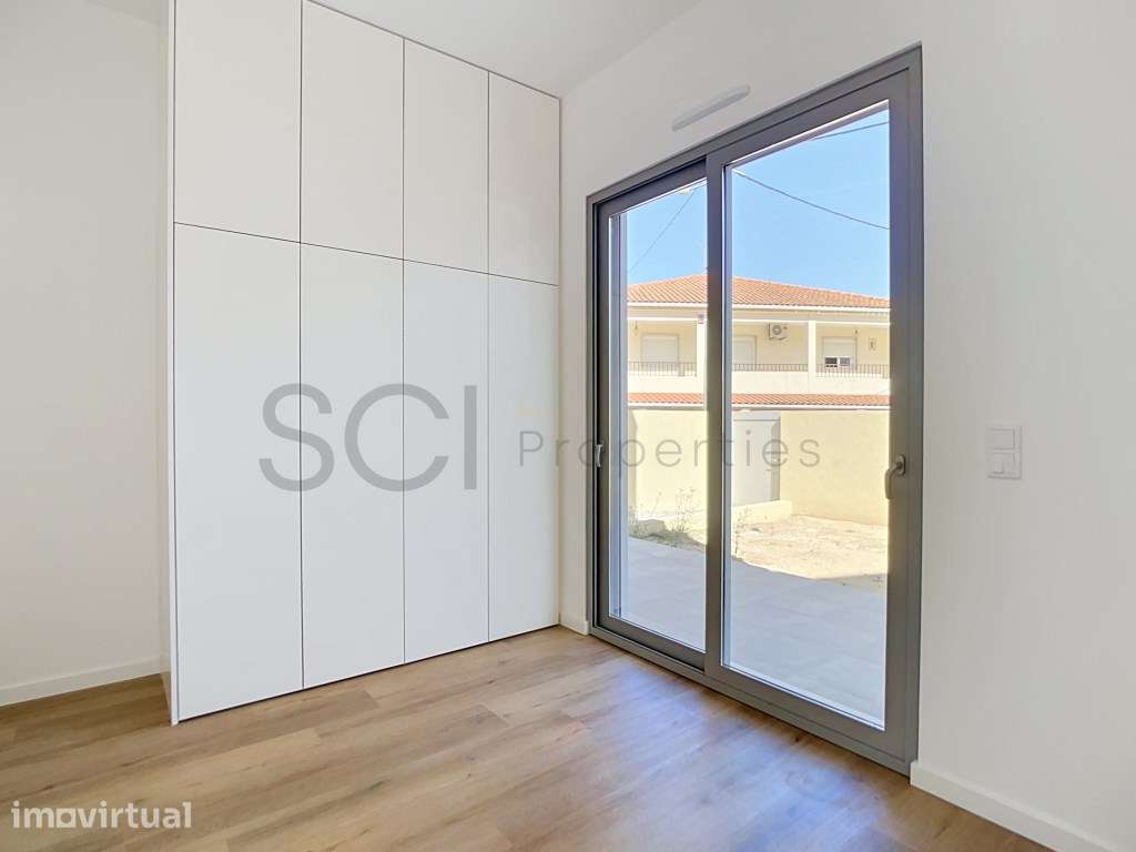 Apartamento T1 com logradouro 42m2, na Quinta do Conde - Grande imagem: 2/35
