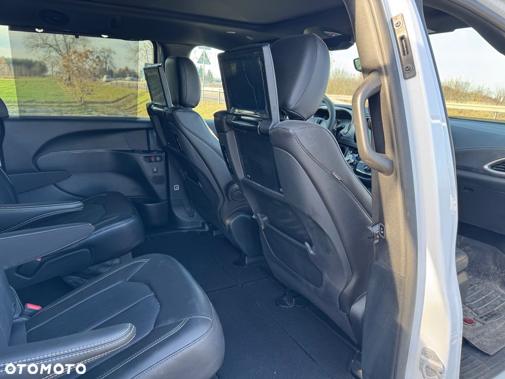 Chrysler Pacifica - 16