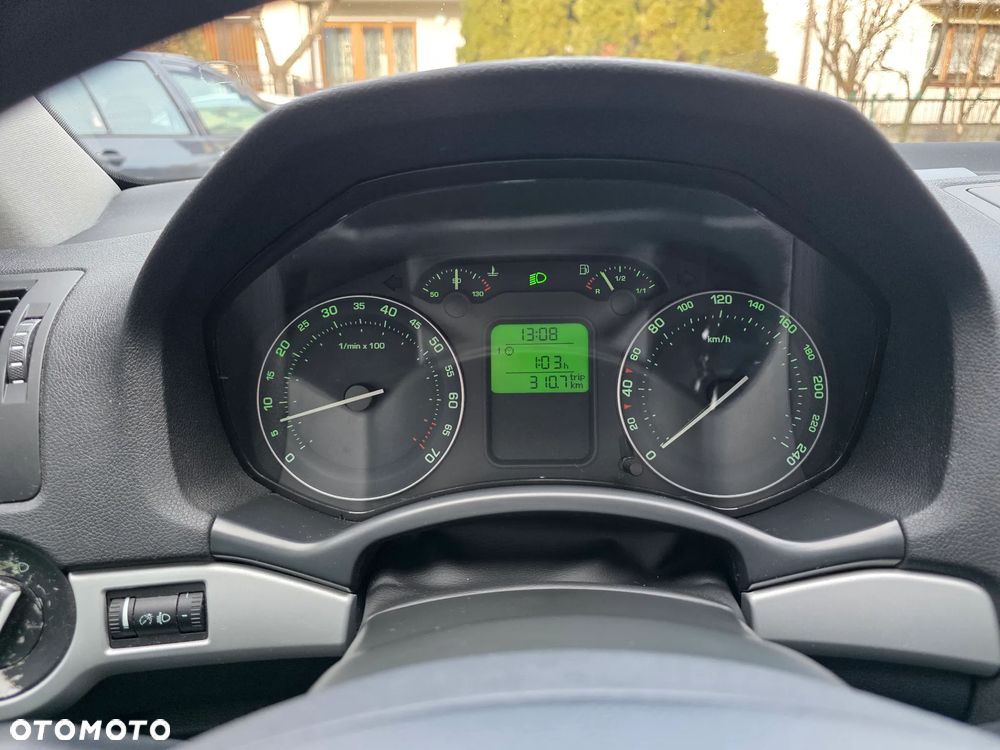 Skoda Octavia 1.6 Ambiente - 10