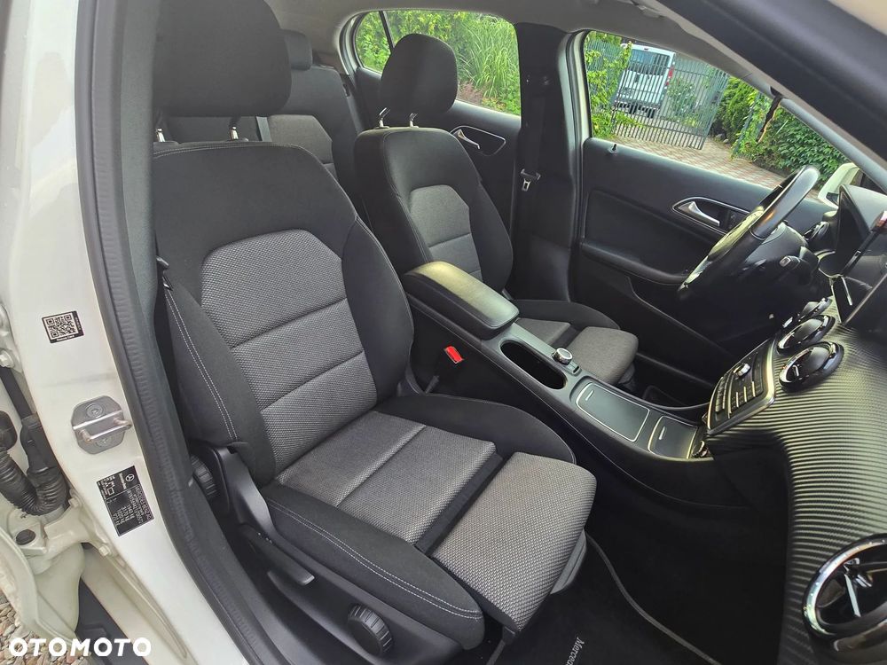 Mercedes-Benz GLA 180 7G-DCT - 14