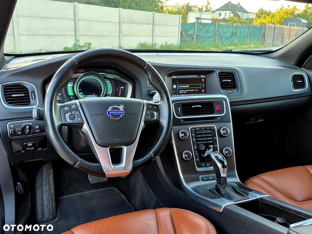 Volvo V60 D6 AWD Plug-in Hybrid R-Design Momentum - 10