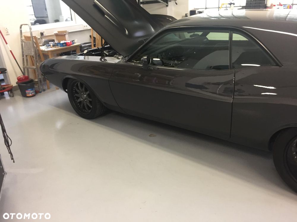 Dodge Challenger - 9