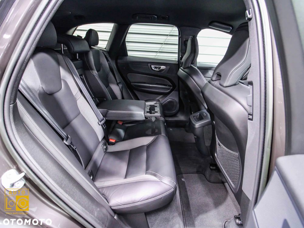 Volvo XC 60 B4 D AWD Plus Dark - 11