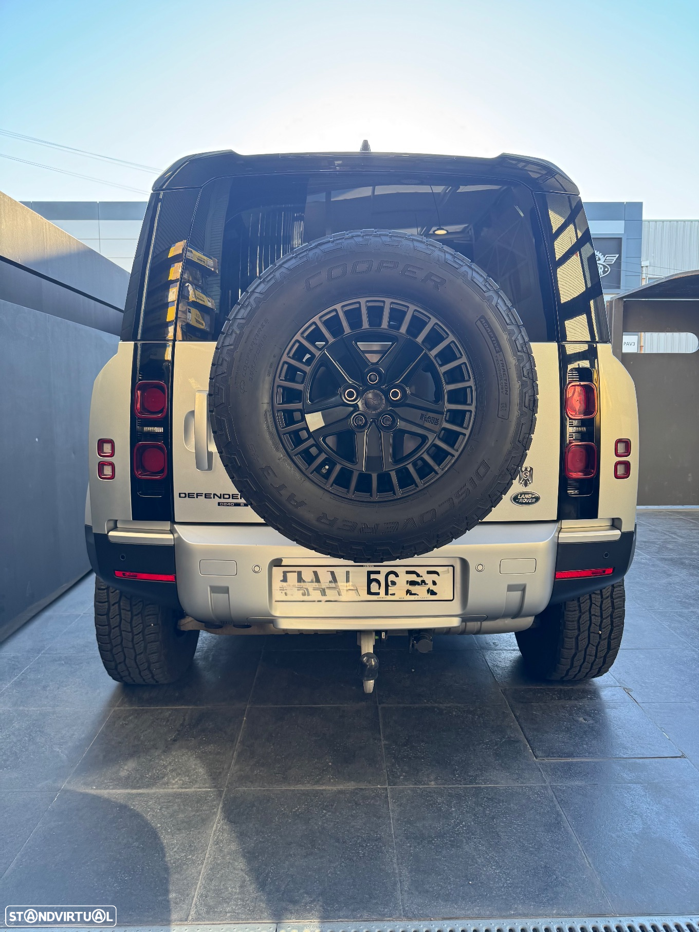 Land Rover Defender 2.0 D 110 AWD SE - 2