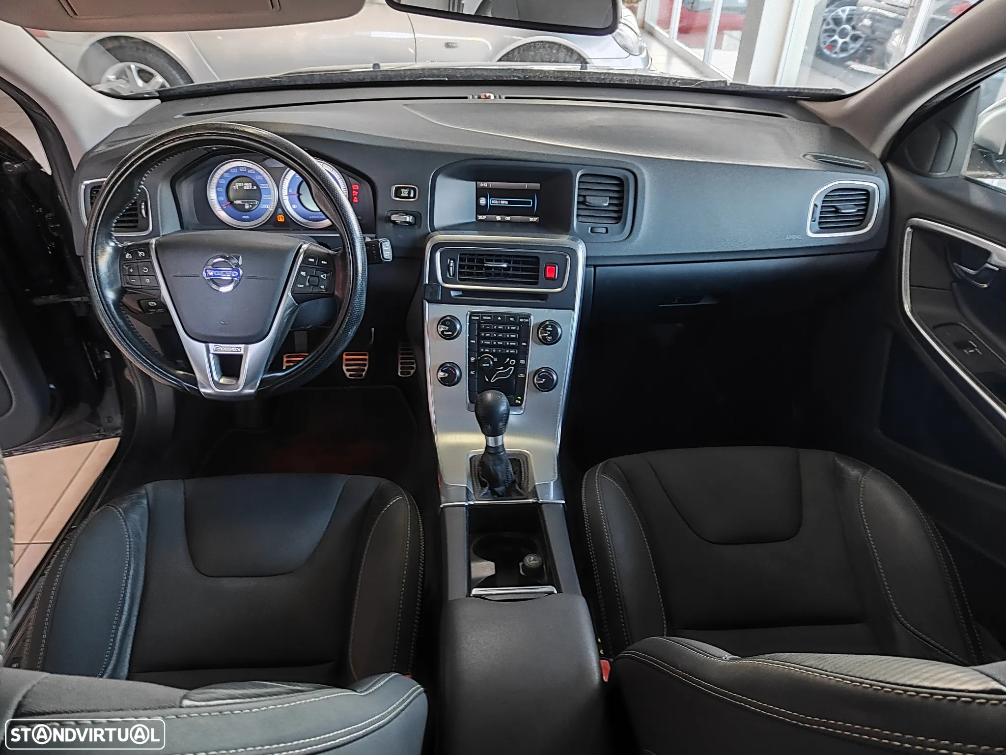 Volvo V60 2.0 D3 R-Design Start/Stop - 21