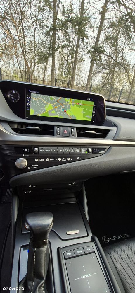 Lexus ES 300h Style Edition - 12