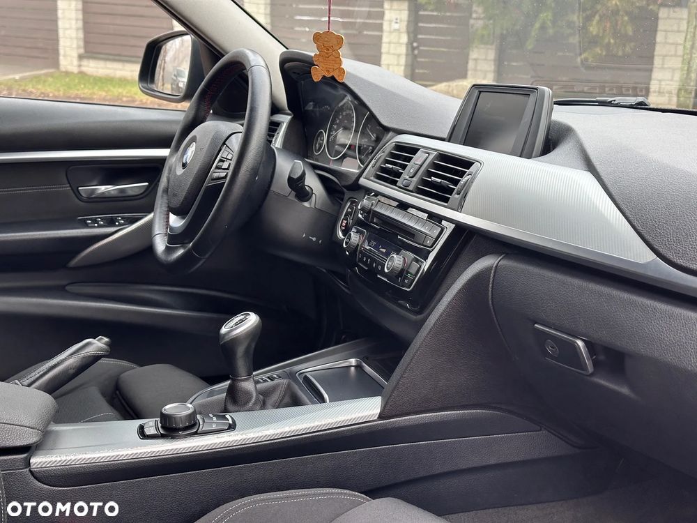 BMW Seria 3 320d Sport Line - 29