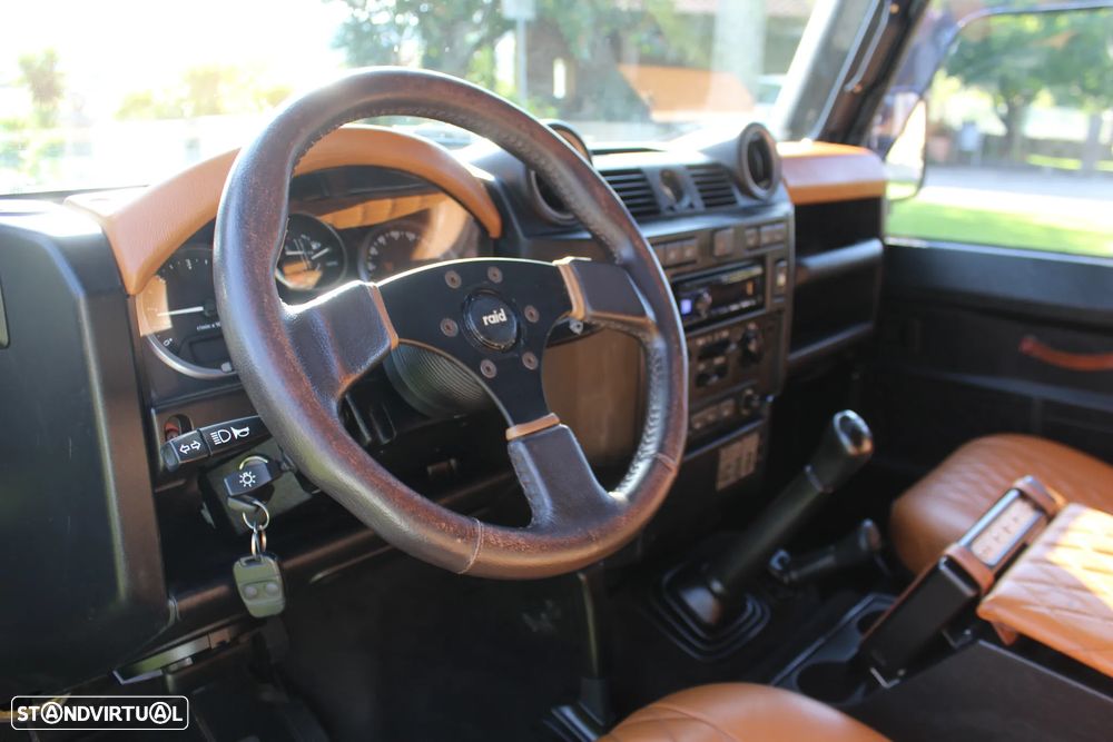 Land Rover Defender 110 Black Pearl Limited Edition - 24