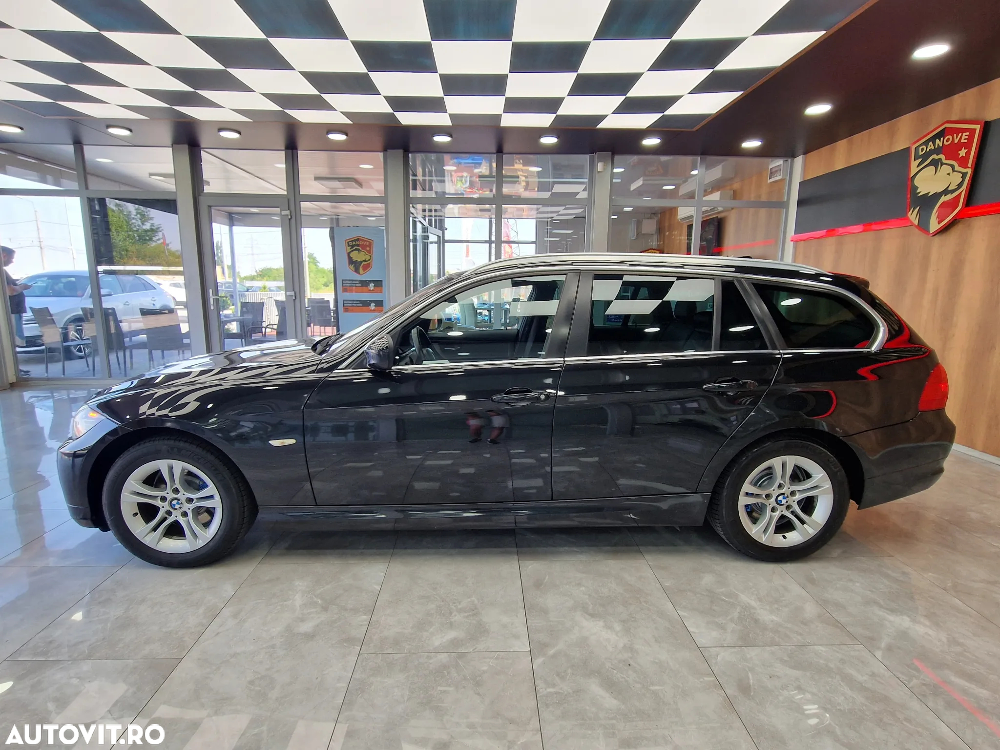 BMW Seria 3 320d DPF Touring Aut. - 4