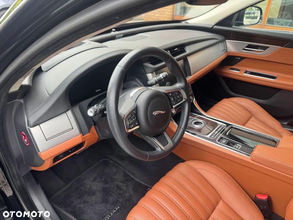 Jaguar XF 25t Portfolio - 12