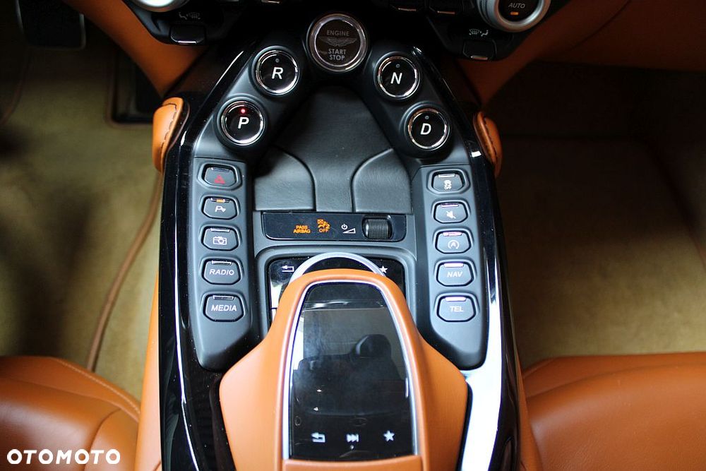 Aston Martin Vantage - 31