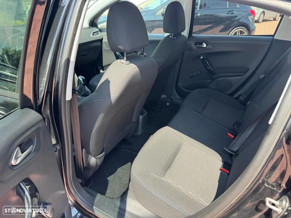 Peugeot 208 - 10