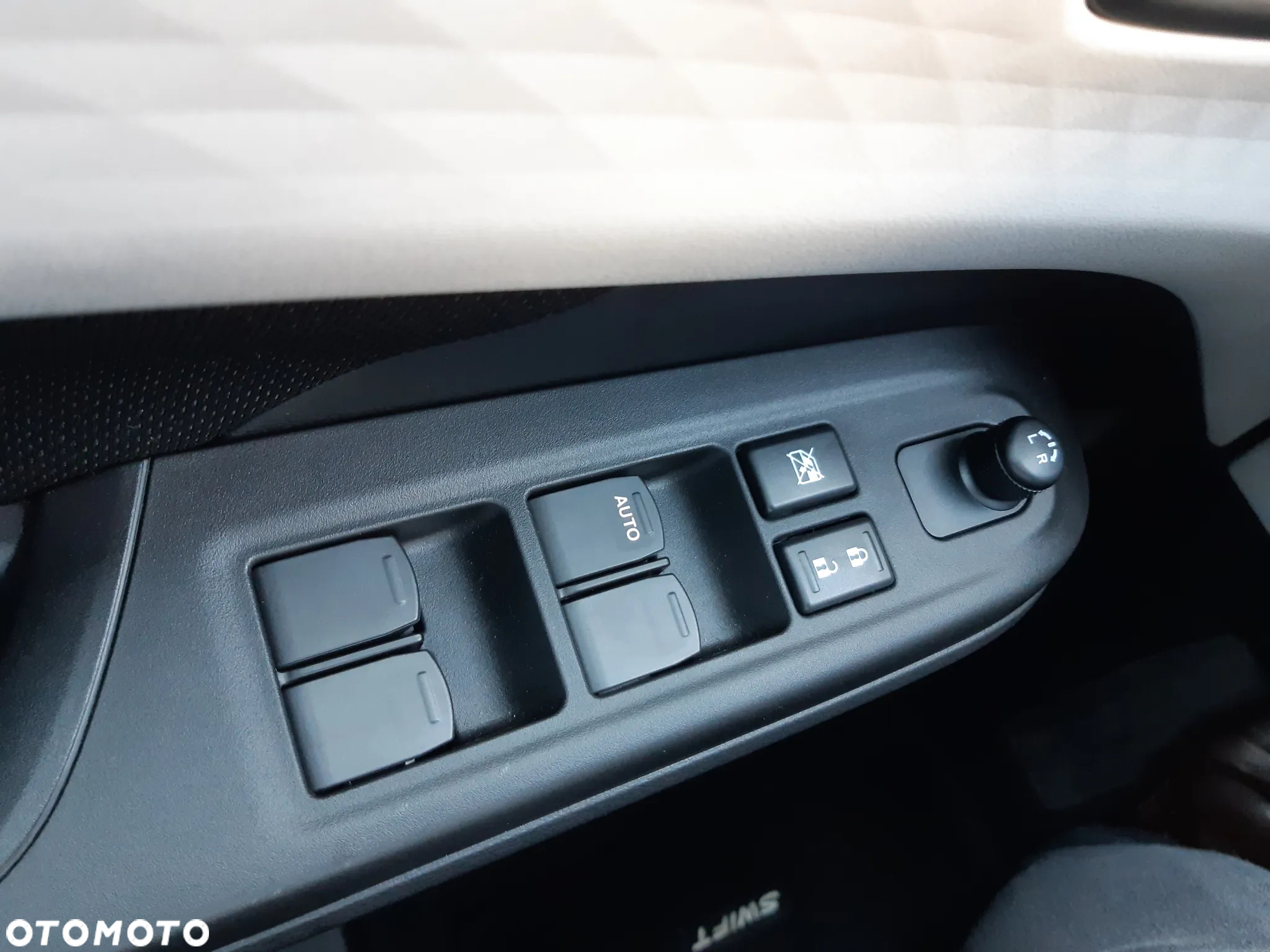 Suzuki Swift 1.2 Dualjet SHVS Premium Plus CVT - 17