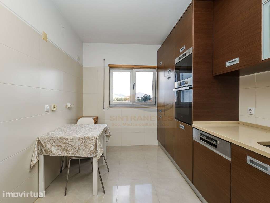 Fantástico T2 no Cacém com 2 elevadores e arrecadação - Grande imagem: 2/26
