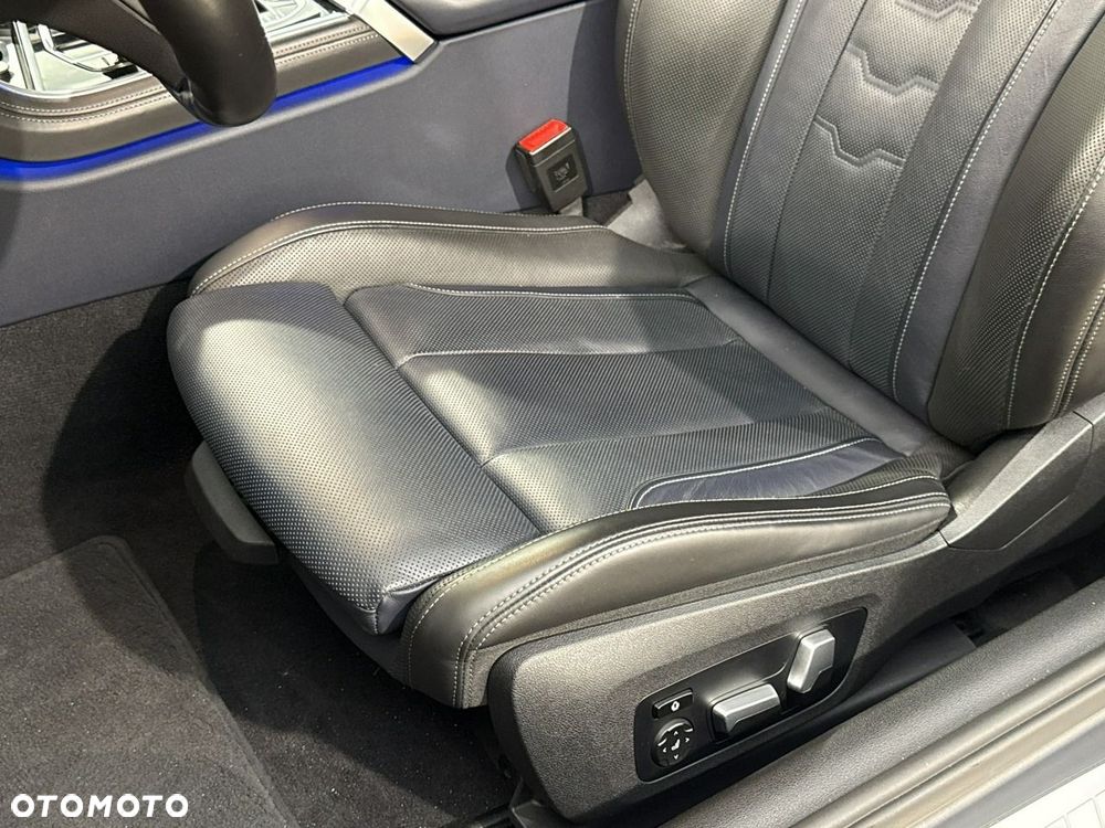BMW Seria 8 - 18