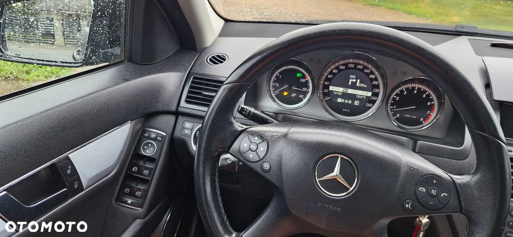 Mercedes-Benz Klasa C 180 CGI Automatik BlueEFFICIENCY Avantgarde - 21