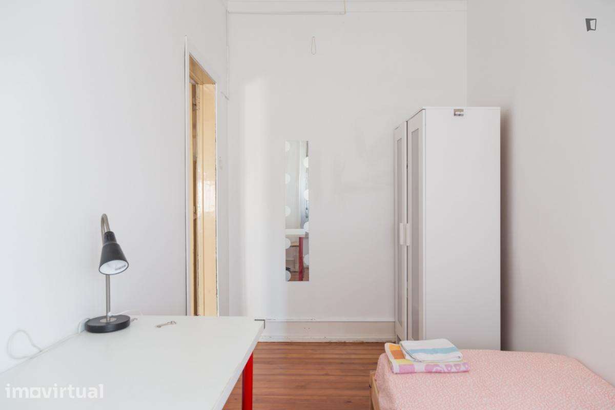 Quarto - localizado em Alameda Lisbon - Grande imagem: 5/14