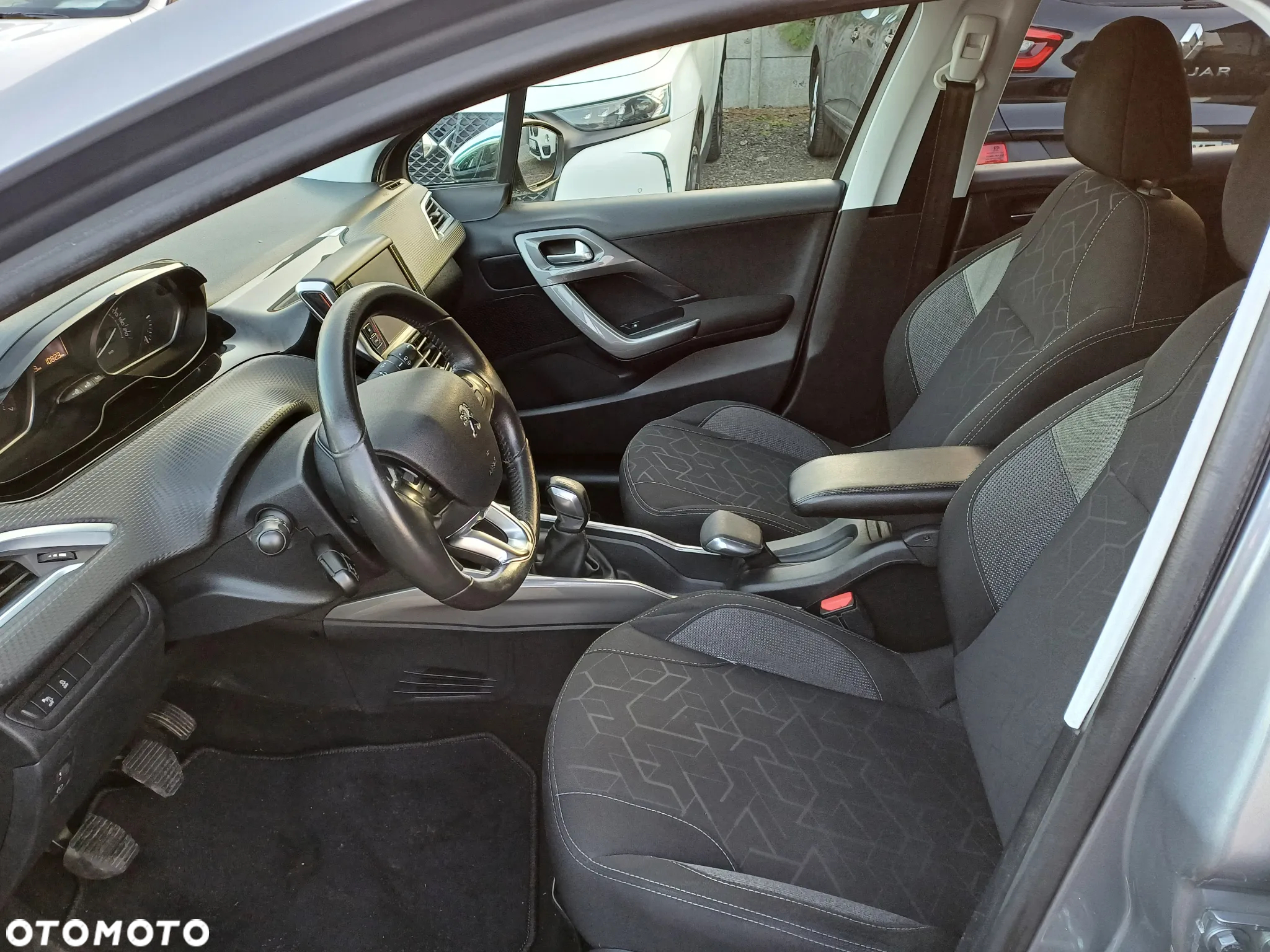 Peugeot 2008 1.2 Pure Tech Style - 12